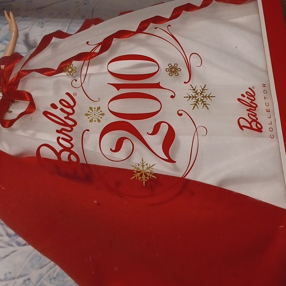 2010 Barbie Red White Strapless Holiday Gown Doll Mattel #T7685 - Picture 4 of 10